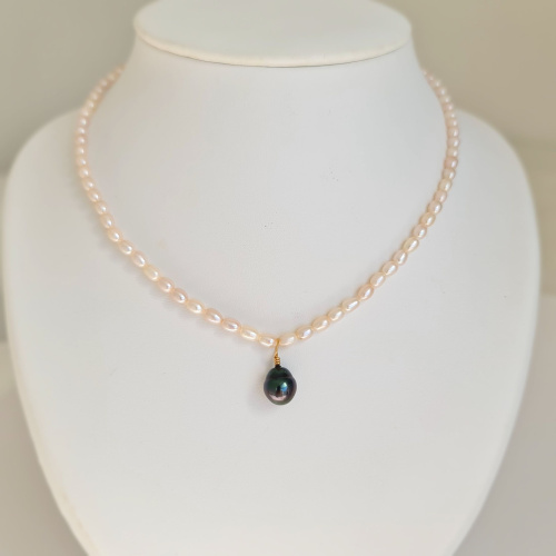 Perles d'Ici et d'Ailleurs - Collier en Perles d'eau douce et Perle de Tahiti