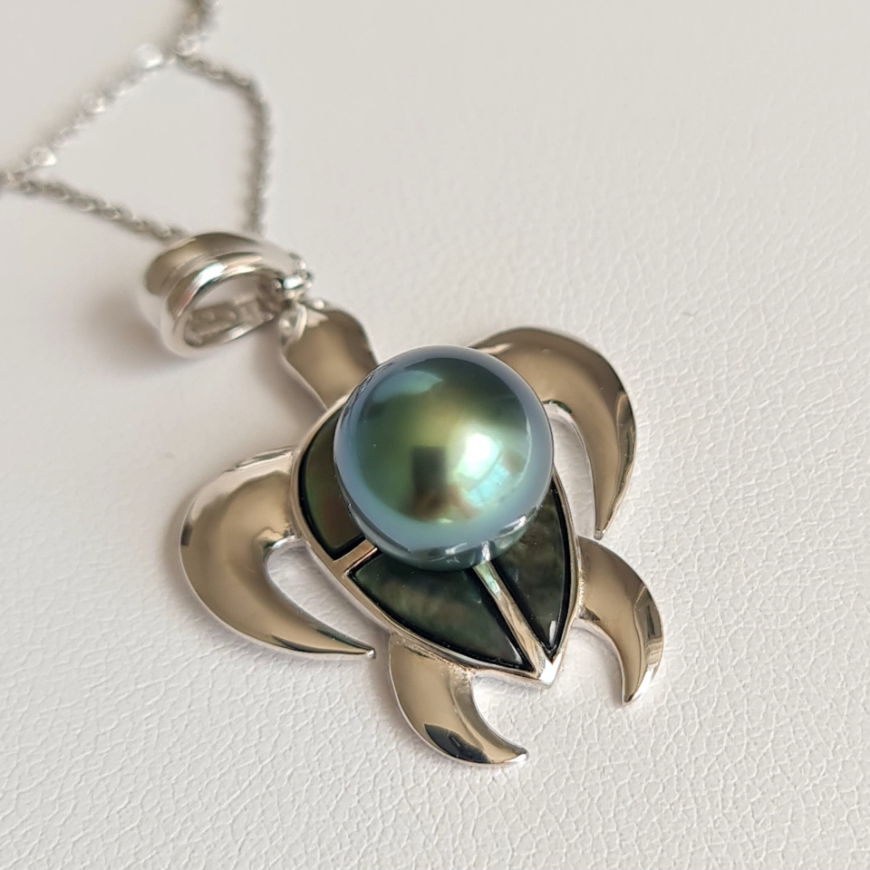 Tortue Nacrée- Pendentif Argent Rhodié et Perle de Tahiti d'Exception