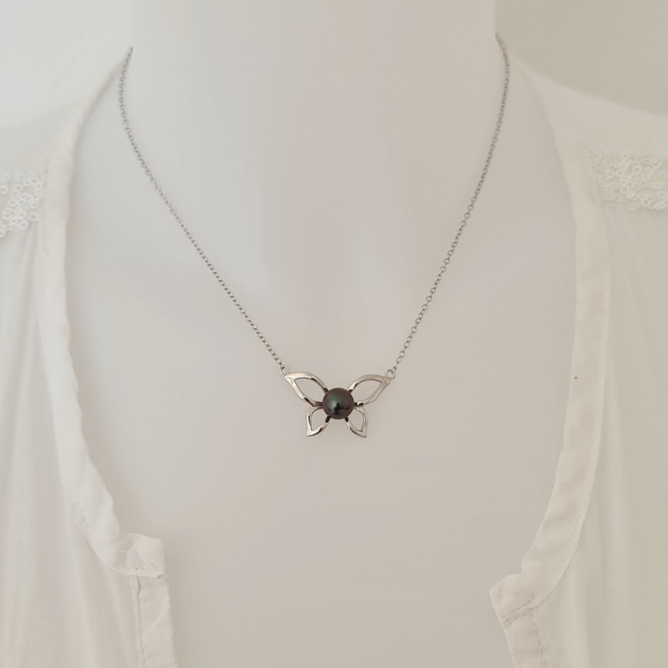 Papillon Vole, vole ... - Collier Argent Rhodié et Véritable Perle de Tahiti d'exception