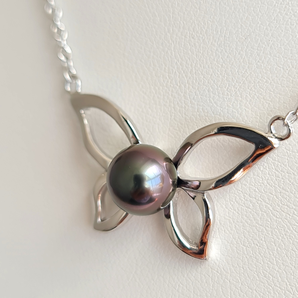Papillon Vole, vole ... - Collier Argent Rhodié et Véritable Perle de Tahiti d'exception