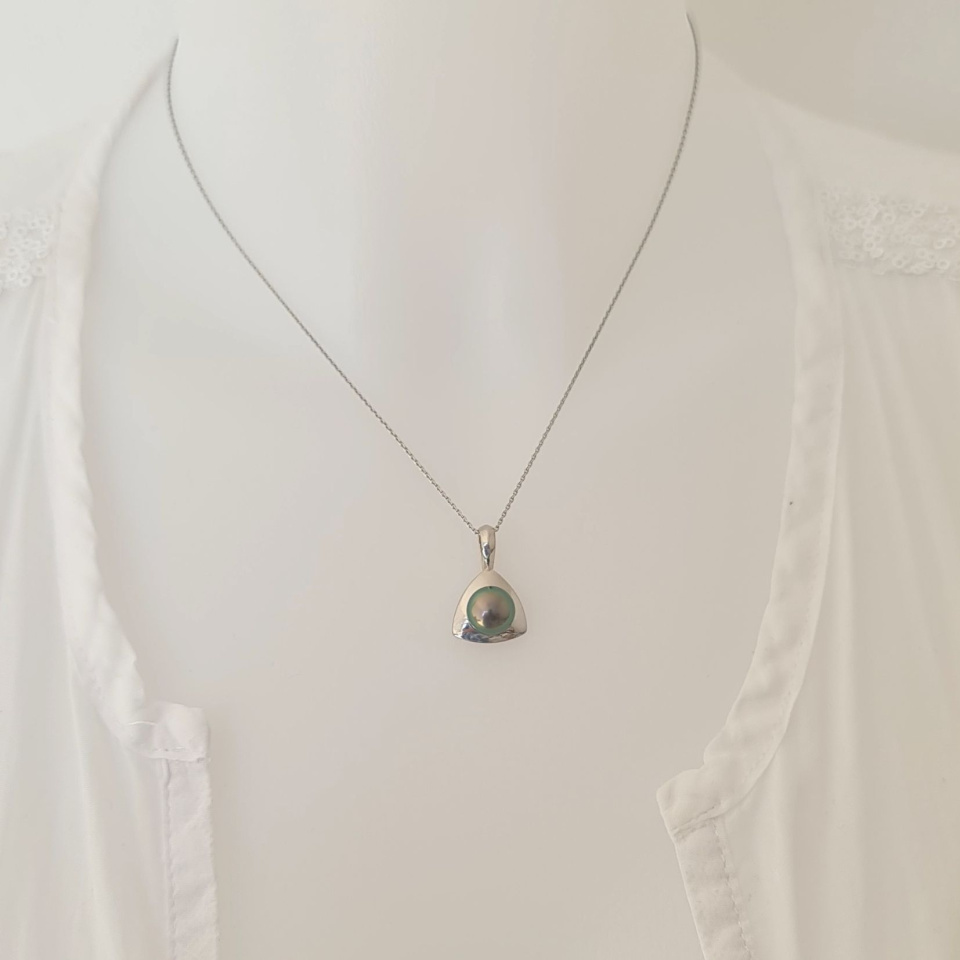 Triangle d'Ô - Pendentif Argent Rhodié et Perle de Tahiti d'exception