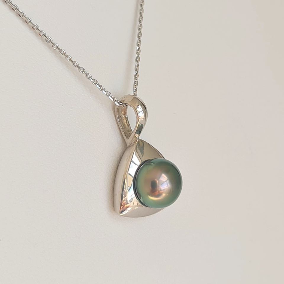 Triangle d'Ô - Pendentif Argent Rhodié et Perle de Tahiti d'exception
