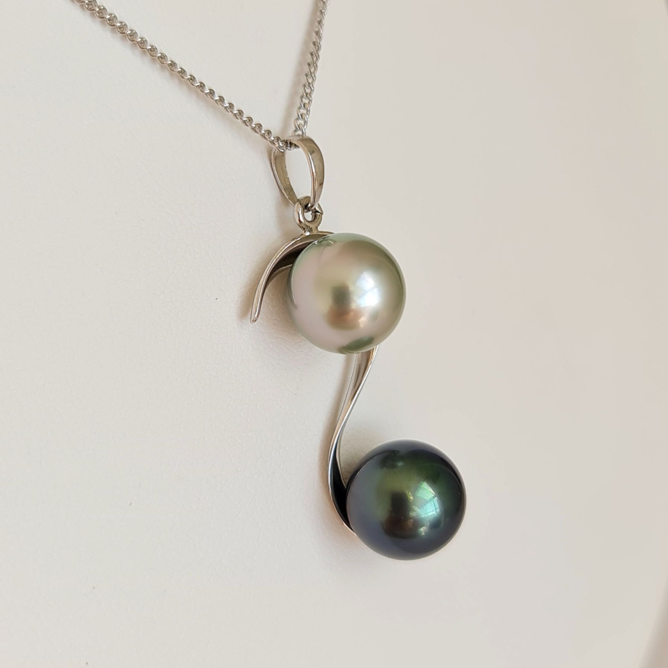 Toi&Moi Moorea - Pendentif en Or Blanc et Perles de Tahiti d'exception